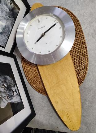 Настенные часы от london clock co. с кварцевым механизмом.