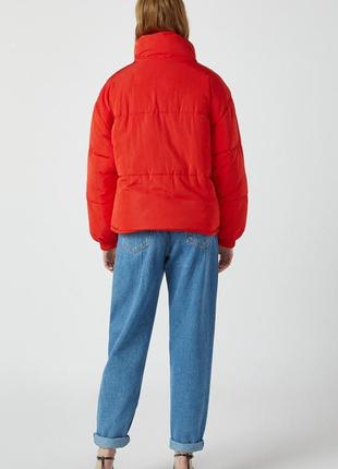 Стьобана куртка pull&bear червоного кольору з коміром-трубою2 фото