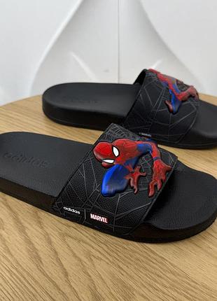 Нові оригінальні шльопанці adidas marvel