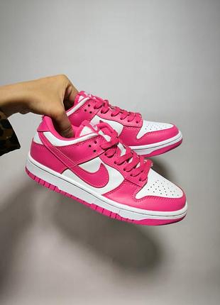Стильні жіночі кросівки nike sb dunk low fuschia