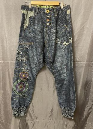 Джинсы -джогены от бренда desigual. размер 28. новое состояние
