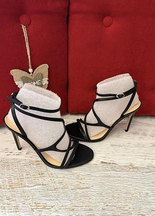 Оригинальн. кожаные фирменные босоножки guess 41р.