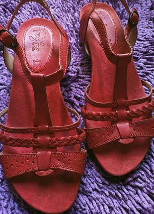 Качественные кожаные босоножки, можно  на широкую стопу,40-41разм,footglove.