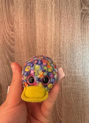 Ця плюшева іграшка — качкодзьоб flips із серії ty beanie boos teeny tys, випущена спеціально для mcdonald's у 2019 році