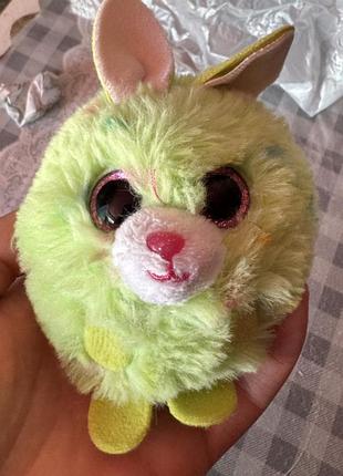 Ця іграшка — м'яка куля ty beanie balls у формі кролика kiwi з великими рожевими блискучими очима