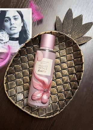 Парфумований спрей-міст для тіла victoria's secret body fragrance mist аромат velvet petals brulee, 250 мл