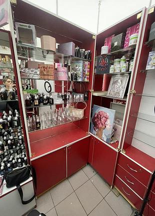 Торговые витрины красные