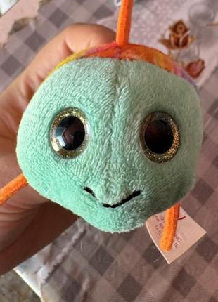 Ця м'яка іграшка — рибка sami з колекції ty teenie beanie boos, випущена для mcdonald's у 2019 році