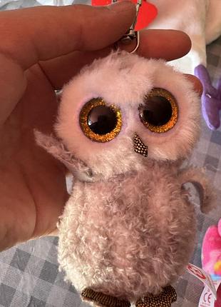 Цей брелок — м'яка іграшка-сова від бренду ty (серія beanie boos), відома своїми великими блискучими очима