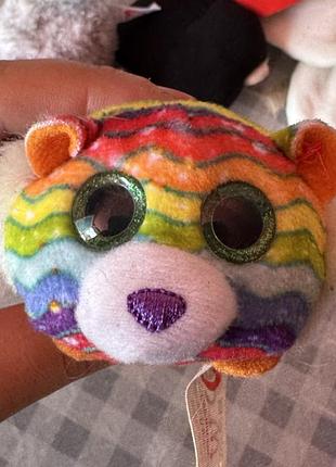 Ця м'яка іграшка — тигреня tiggy з колекції ty beanie boos, що характеризується веселковим забарвленням та великими блискучими очима