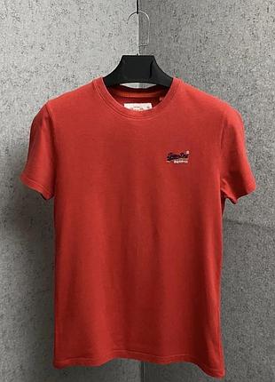 Червона футболка від бренду superdry