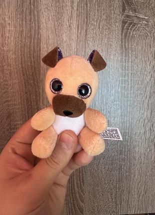 Ця м'яка іграшка — собака-мопс із серії zuru 5 surprise plushy pets.