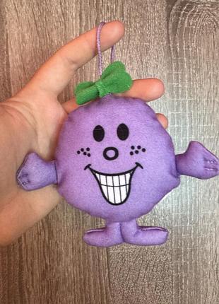 Цей іграшковий брелок little miss naughty (маленька бешкетниця) від mcdonald's вирізняється яскраво-фіолетовим кольором та зеленим бантом