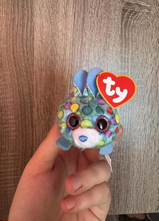 Ця плюшева іграшка — ty beanie boos у стилі "tsum tsum", ймовірно, зайчик на ім'я whiz.