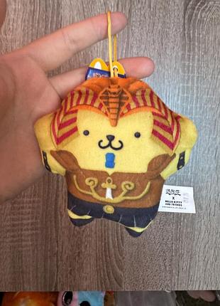 Плюшева іграшка pompompurin у костюмі exodia з колаборації mcdonald's, hello kitty та yu-gi-oh! 2024 року.