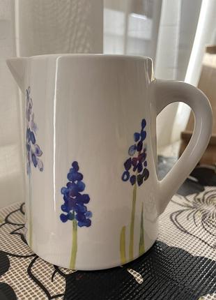 Білий керамічний глечик — декоративна модель із візерунком "grape hyacinth".