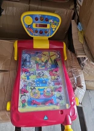 Это электронный пинбол от early learning centre (elc) с ярким дизайном