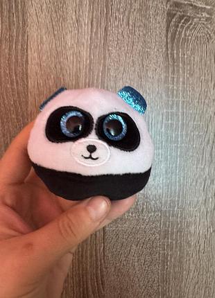 Це м'яка іграшка ty mini squish a boos у формі панди на ім'я bamboo, що вирізняється блискучими блакитними очима та вушками