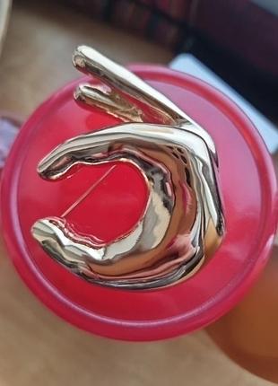 Гарна золота брошь від ельза скьяпареллі