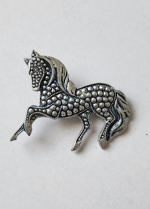 Брошка знак конячка