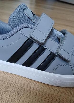 Кроссовки adidas, оригинал. р 33 по стельке 21,5 см.
