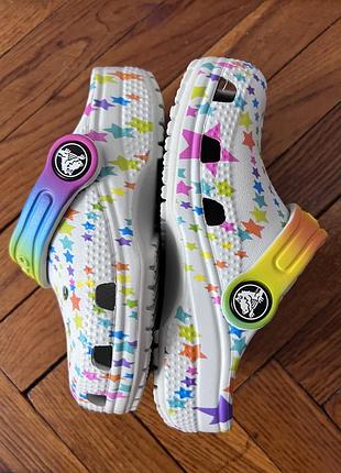 Дитячі сабо crocs classic disco dance party з кольоровим принтом у вигляді зірок.