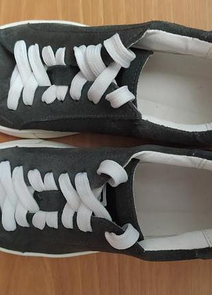 Кеди з натуральної замші. колір сірий. дуже легкі та зручні. на шнурівці . устілка 23 см. ідеальний стан. можливий торг.