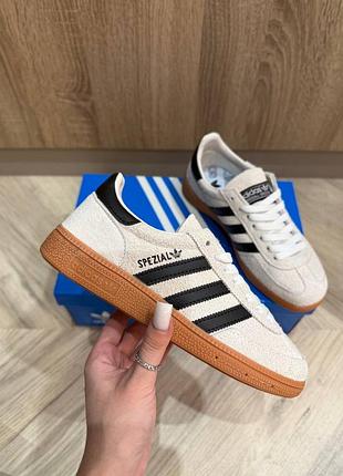 Стильные женские кроссовки adidas handball spezial beige black