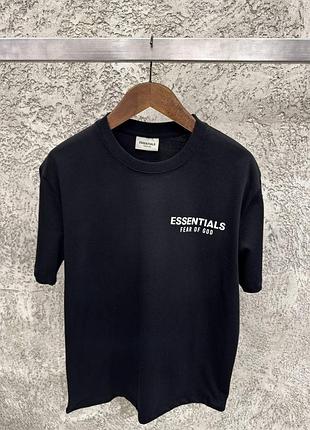 Футболка чорна essentials
