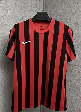 Смугаста спортивна футболка від бренду nike