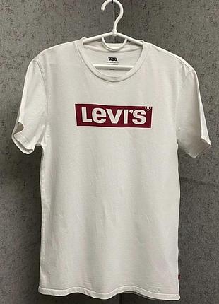 Біла футболка від бренду levi's