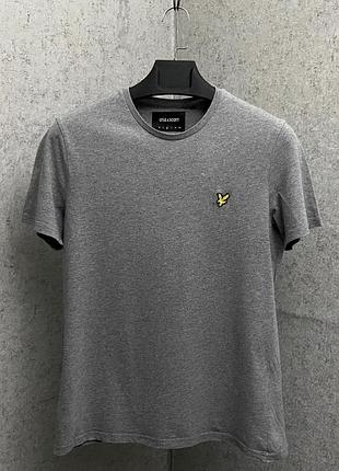 Сіра футболка від бренду lyle&scott