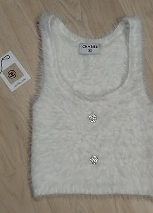 Белая майка-травка с камнями сваровски в стиле chanel