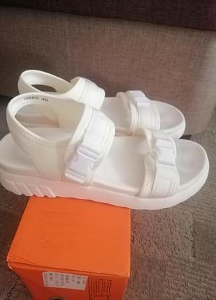 Босоніжки на 39-40 р