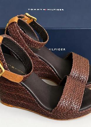 Босоніжки tommy hilfiger шкіряні коричневі 37 розмір танкетка