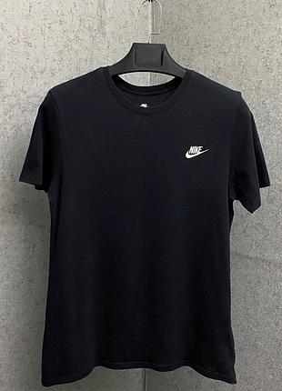 Чорна футболка від бренду nike
