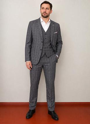 Стильний чоловічий костюм від emilio massimo (milano) — ідеальний варіант для подій, роботи або свят. класичний сірий колір в клітинку. розмір 46