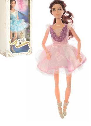 Куклабалерин оснащена шарнирными руками и ногами, позволяющими ей принимать изящные танцевальные позы.