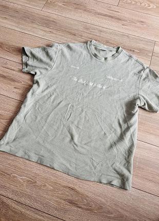 Щільна футболка крутооо бренду bershka m розміру
