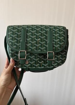 Це зелена сумка goyard belvedere pm із характерним візерунком goyardine та шкіряними ремінцями з пряжками
