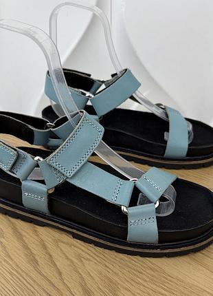 Оригінальні шкіряні босоніжки clarks