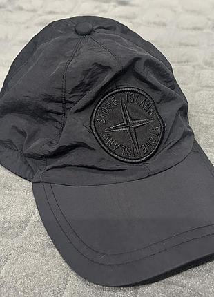 Чорна кепка stone island