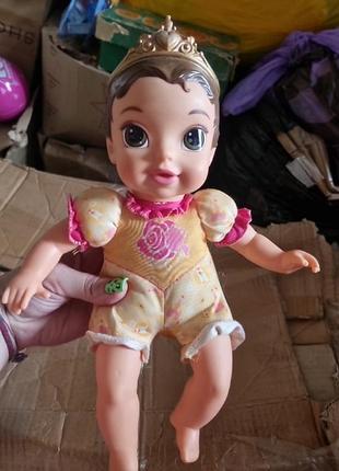 Кукла disney baby belle с золотистой тиарой и в желтом ползунке с цветочным принтом