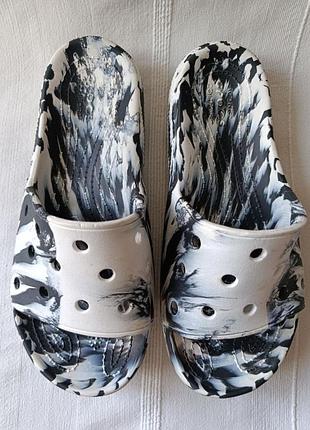 Класичні мармурові шльопанці crocs чорно-білі унісекс р.m10 w12