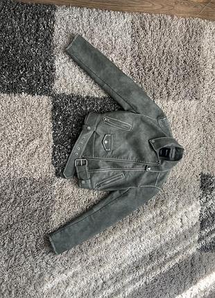 Жіноча коротка куртка-косуха хакі під замшу з декоративними заклепками xs/s
