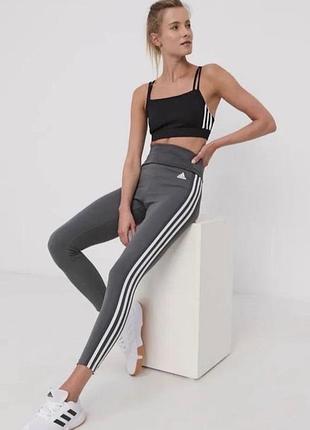 Серые леггинсы adidas