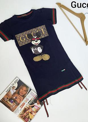 Детское темно-синее платье-футболка с принтом микки мауса в стиле gucci имеет характерные красно-зеленые полоски на рукавах и подоле