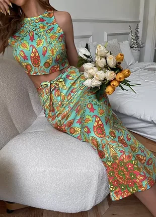 Укорочений топ від zara має яскравий бірюзовий колір із різнокольоровим візерунком пейслі та зав'язками на спині