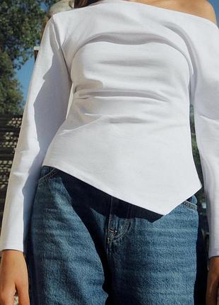 Блузка топ плотная с драпировкой на одно плечо zara.