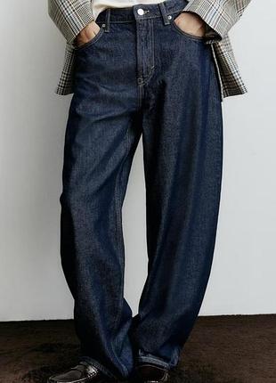 Джинси barrel від бренду h&m у насиченому темно-синьому кольорі (dark denim blue). ця модель має характерний трендовий силует